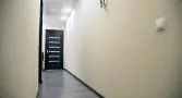 Длинный коридор после капитального ремонта квартиры в Домодедово