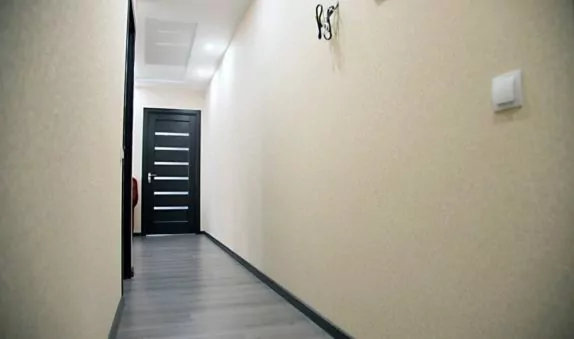 Длинный коридор после капитального ремонта квартиры в Домодедово
