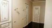 Красивые белые двери в коридоре в квартире в Домодедово