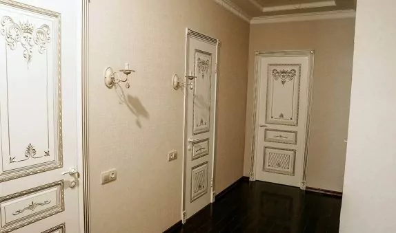 Красивые белые двери в коридоре в квартире в Домодедово